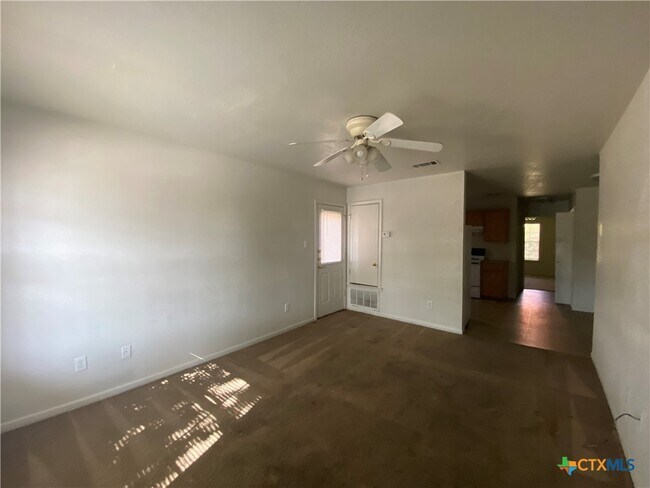 Building Photo - 2109 Jennifer Dr Unit A