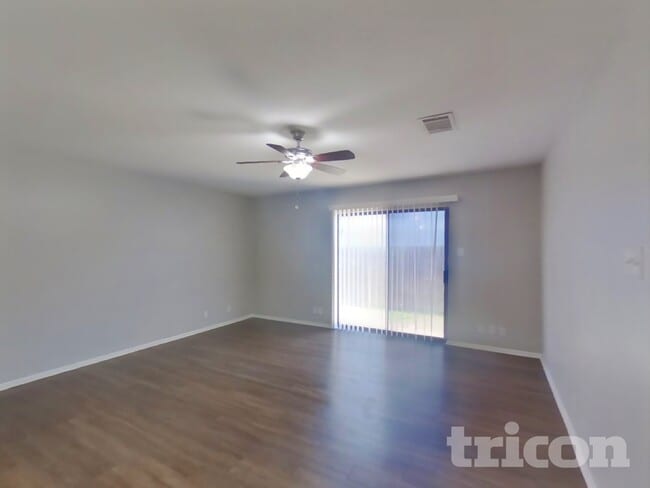 Photo - 7606 Chatsworth