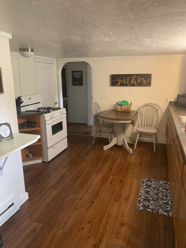 Kitchen - 519 Avenue E