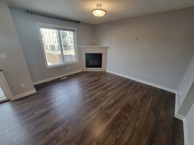 Photo - 5404-5414 14 Ave SW