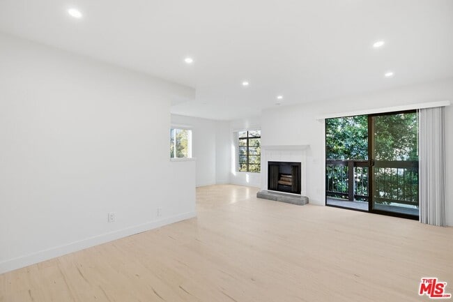 Building Photo - 13025 Moorpark St Unit 208