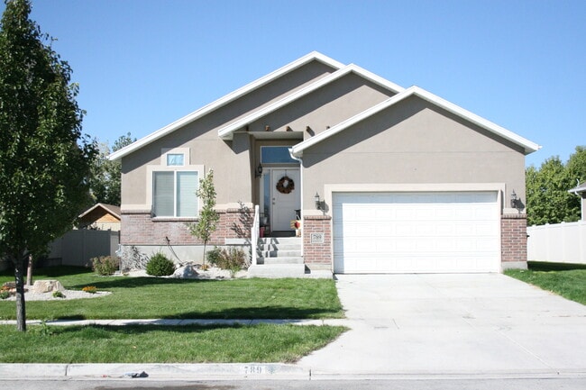 Building Photo - 789 N Devonshire Dr Rental