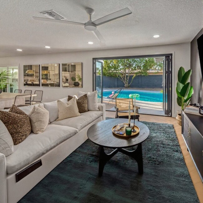 Building Photo - 5002 E Paradise Dr Unit SI ID1608830P