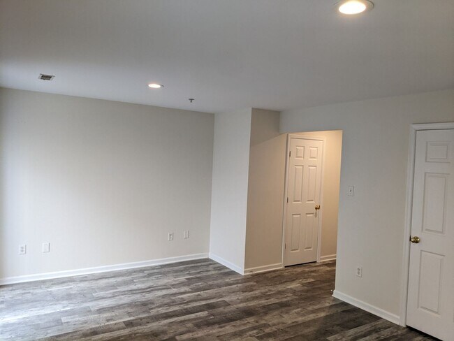 Photo - Completely Renovated Townhouse in convenie...