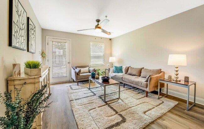 Sala de estar de dos dormitorios en Oak Pointe Apartments en Burlington, NC - Oak Pointe Apartments