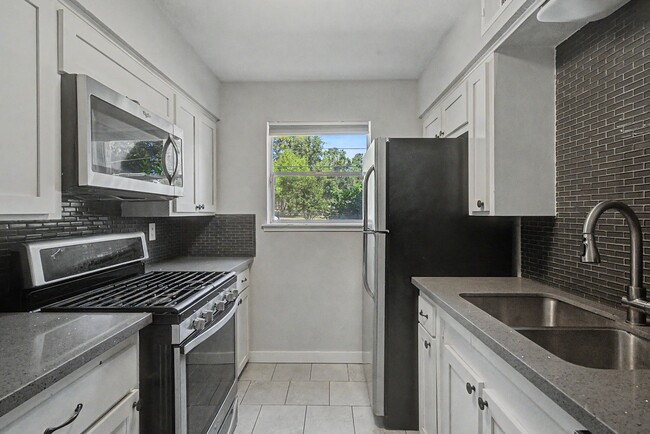 Photo - 413 W Semands Ave
