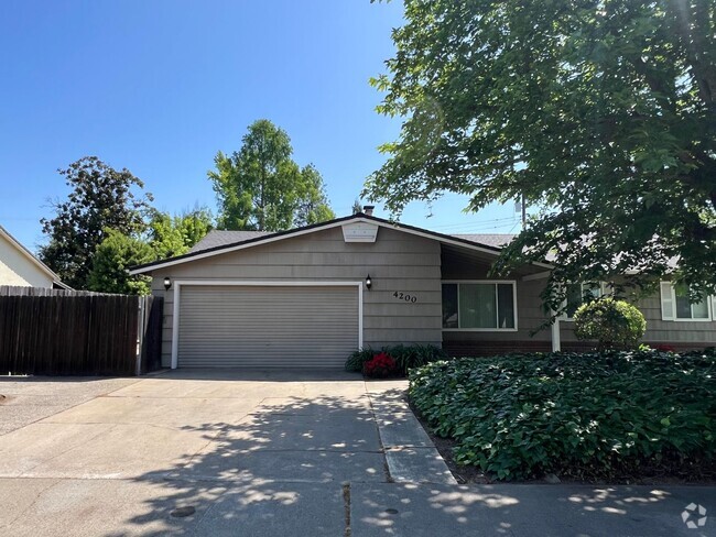 Building Photo - BEAUTIFUL 4 BED CARMICHAEL HOME WITH POOL!!