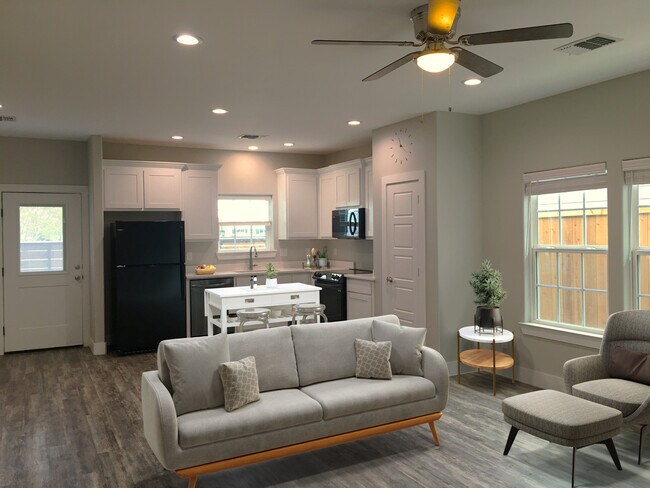 Photo - 709 W Woodard St