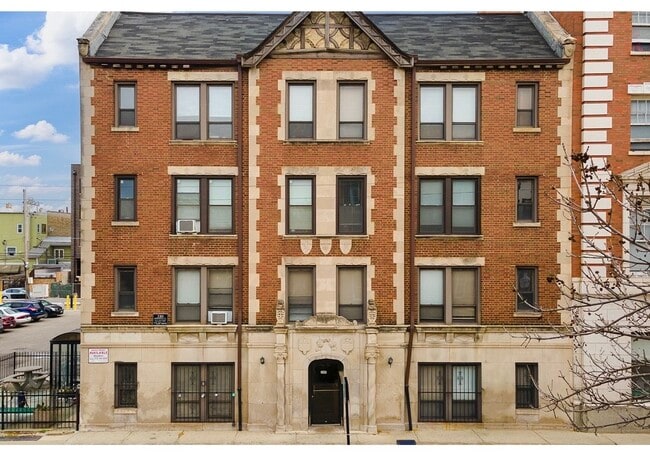 Building Photo - 3345 N Marshfield Ave