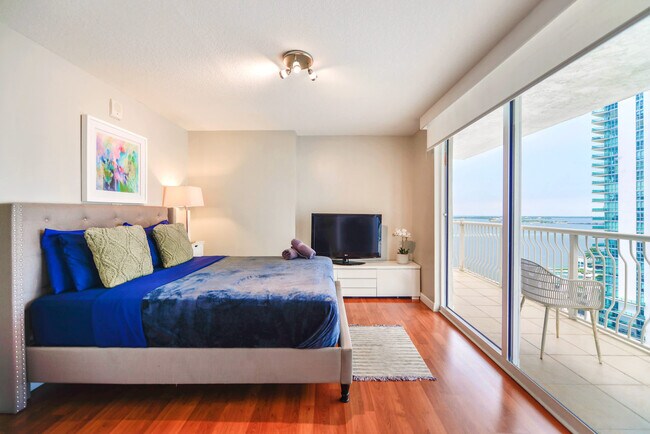 Photo - 1 SE 12th St Unidad FL18-ID1022199P