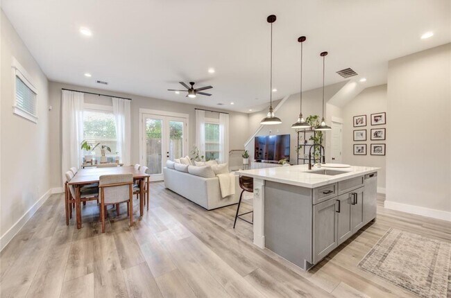 Photo - 704 Pinemont Dr