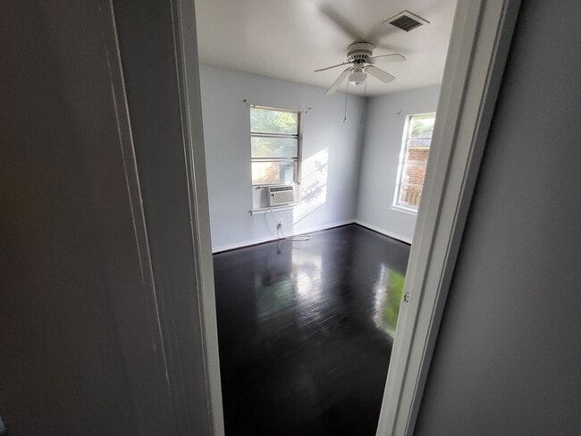 Photo - 510 Cynisca St