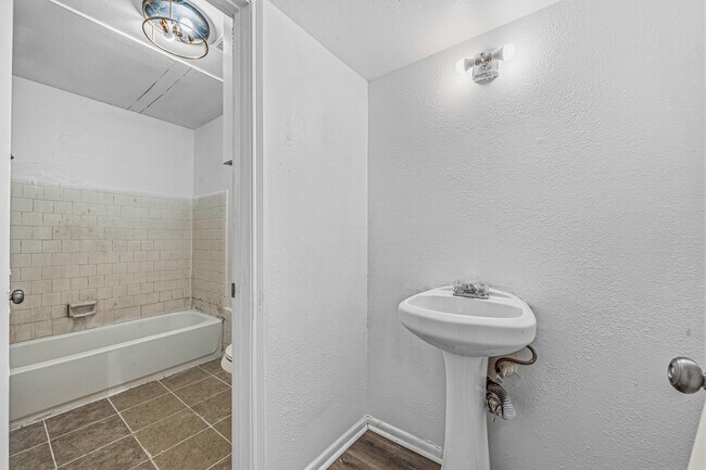 Building Photo - 12054 Beechnut St