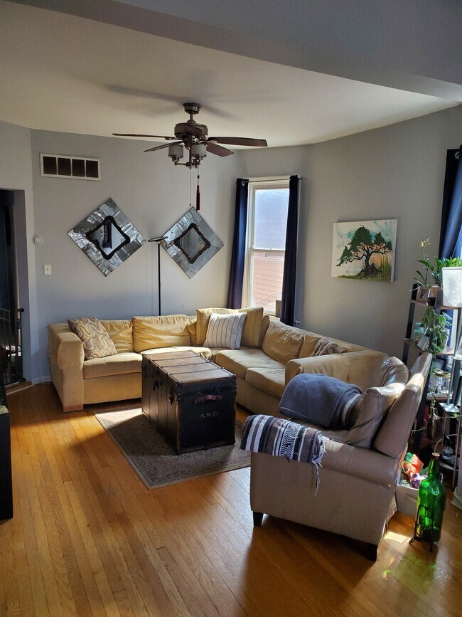 Photo - 2535 N Hamlin Ave Unit 2