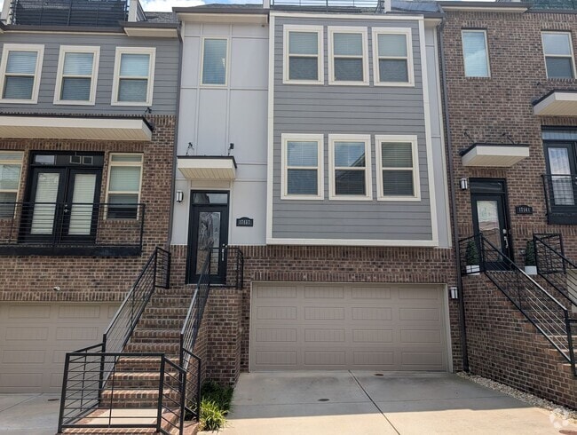 Building Photo - Georgeous townhome located in the Central ...