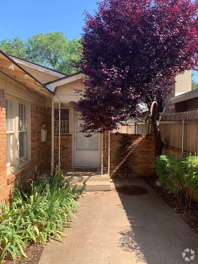Building Photo - Cute Duplex Super Close to Campus! Unit B Rental