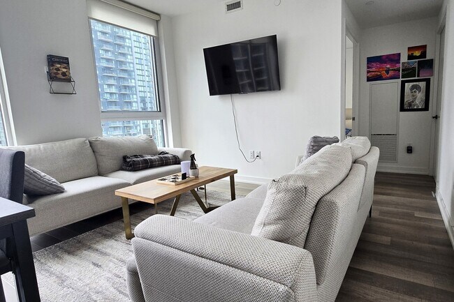 Photo - 357 King St W