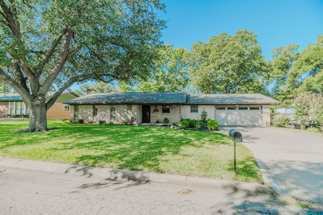 Building Photo - 1320 Magnolia Dr