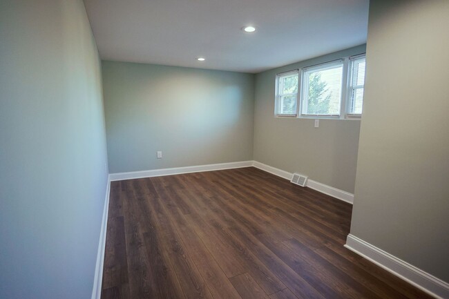 Photo - Cute and Bright split foyer with large fen... House