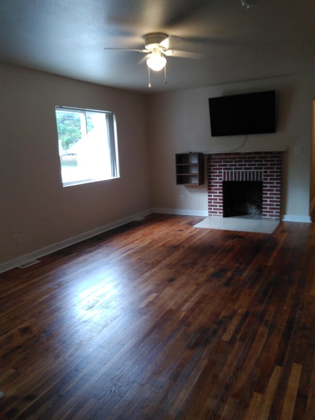 Photo - 701 S James St