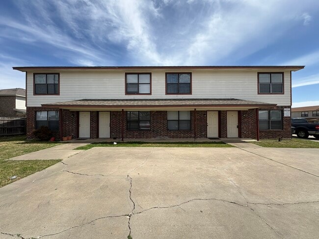 Building Photo - 1307 Monroe Loop Unit D
