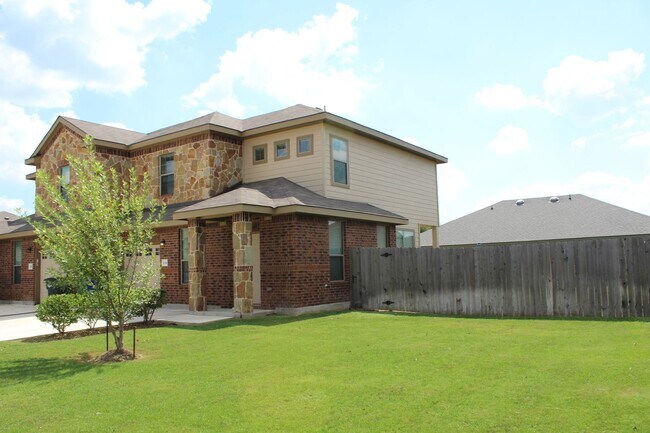 Photo - 3/2.5/2 Two story Duplex / Easy for commuters/ Minutes from Shopping, Restaurants, & Entertainmen...