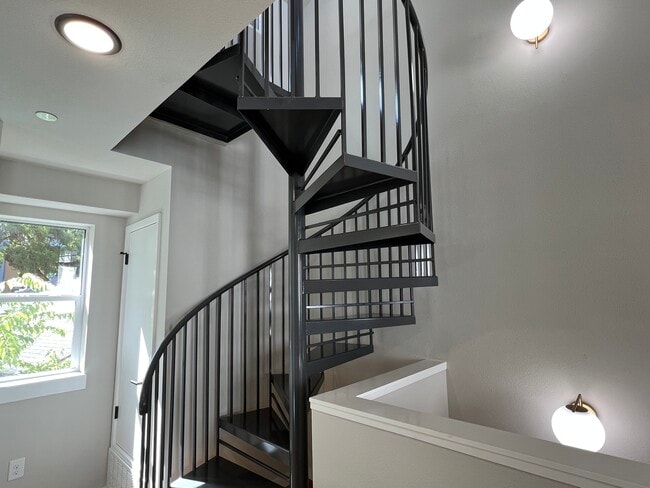 loft stairs - 913 Duncan Ln Unit 103