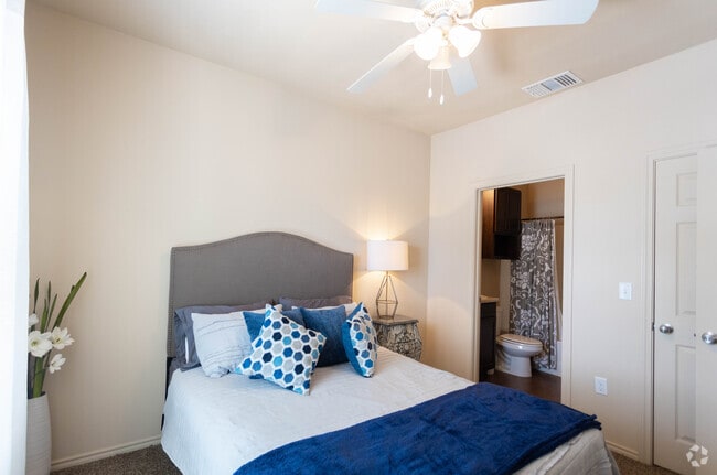 2BR, 2BA - 858 SF - Elm Creek