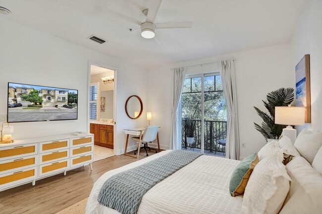 Photo - 642 NW 38th Cir