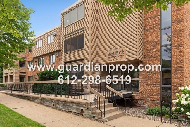 Building Photo - Top Floor Condo Available September 1 in H... Unit 304
