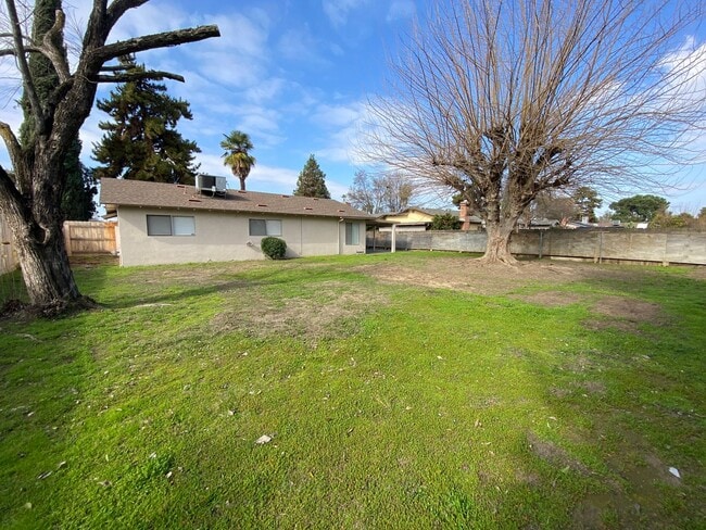 Building Photo - 2530 S Hall St