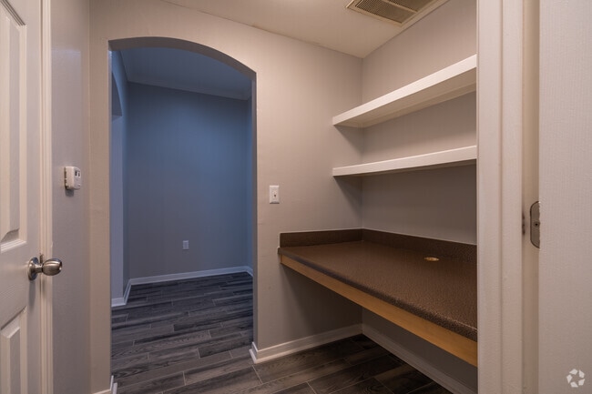 1BR, 1BA - 873SF Builtin Desk