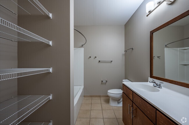 1A - 1BR, 1BA - 523SF - Bathroom
