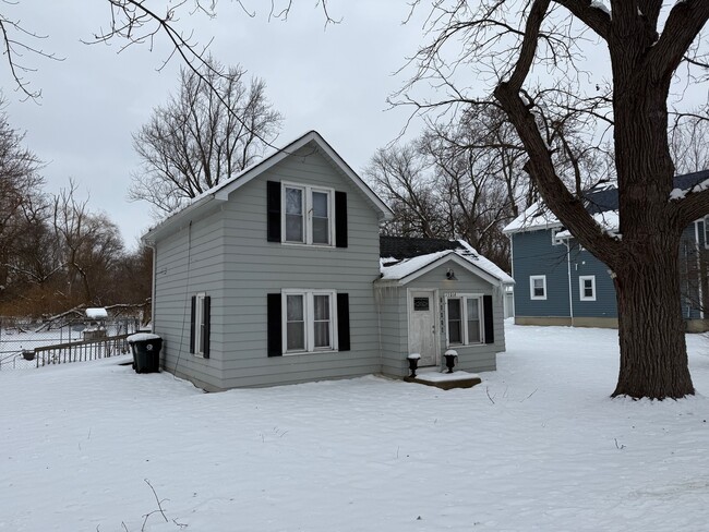 Building Photo - 15036 W Russell Rd