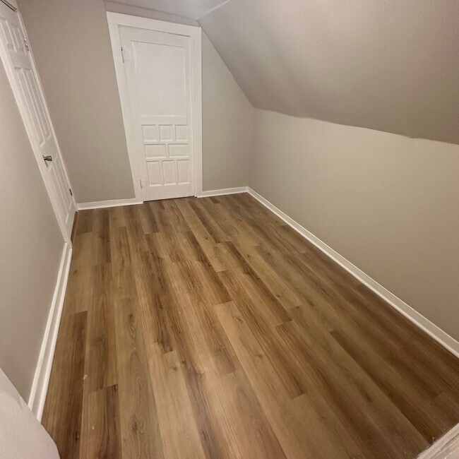 1395 5 bed 2 bath Newly Remodeled Singl... House House Rental in