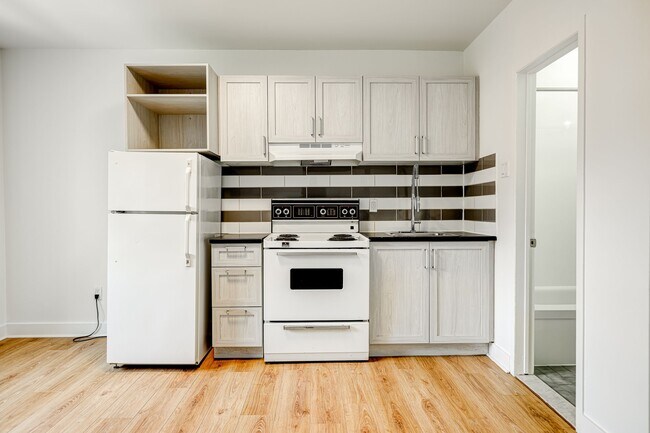 Building Photo - 539 Rue Prince Arthur O Unit 18