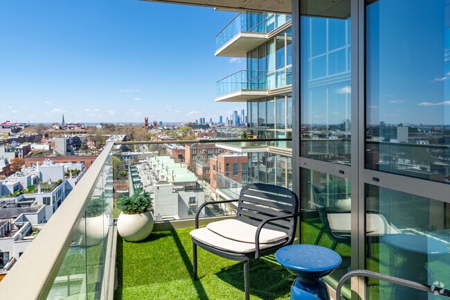 2BR, 1BA - 799SF - Balcony