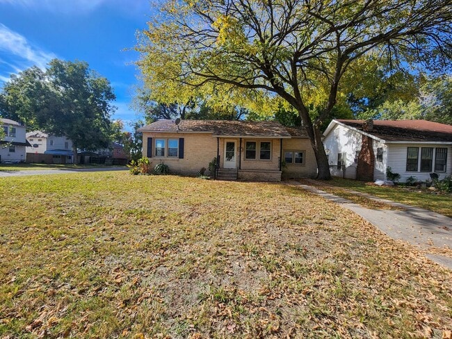 Photo - 1002 N Overland Ct
