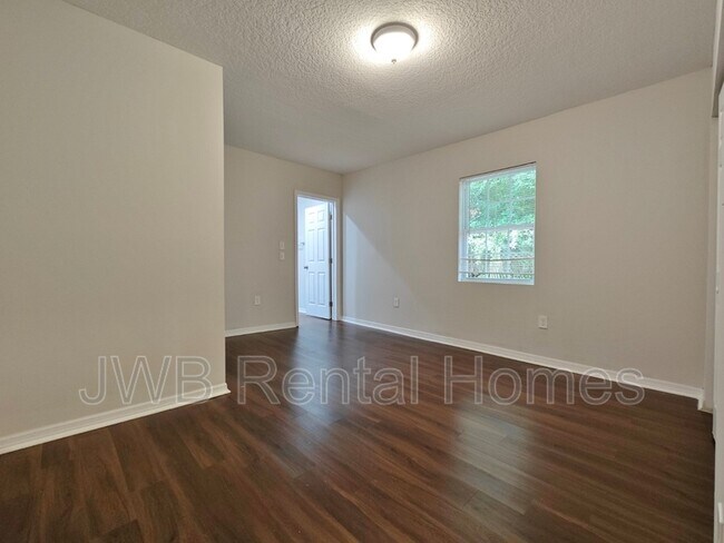 Photo - 1728 6th St W