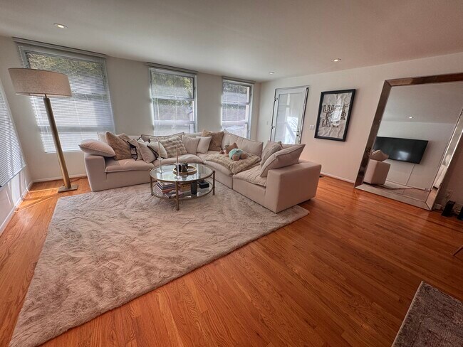 8245 Kirkwood Dr