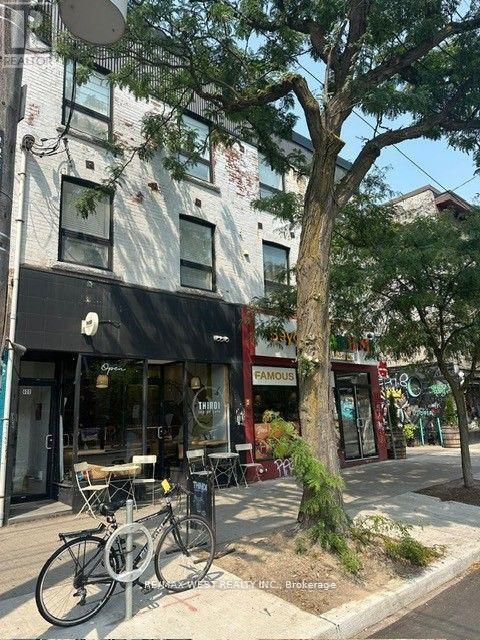 Photo - 398 College St