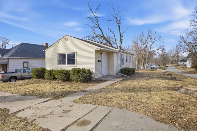 Building Photo - Updated 2 Bed, 1 Bath Home with Modern Finishes & Off-Street Parking