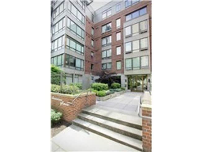Building Photo - 1 bd 1 bath close to UW. Water/Sewer/Garbage/Parking/Storage included