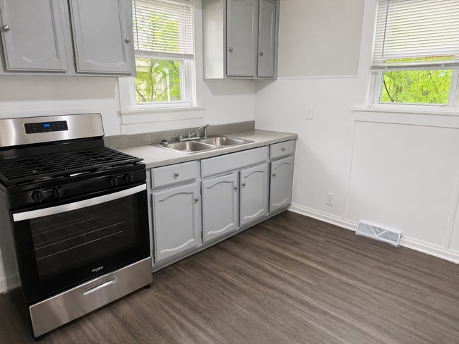 Building Photo - Updated Adorable 2 Bedroom Home