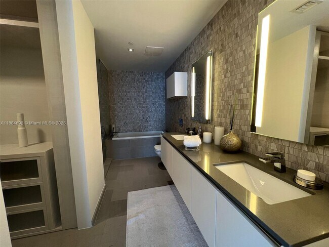 Photo - 88 SW 7th St Unidad 3506