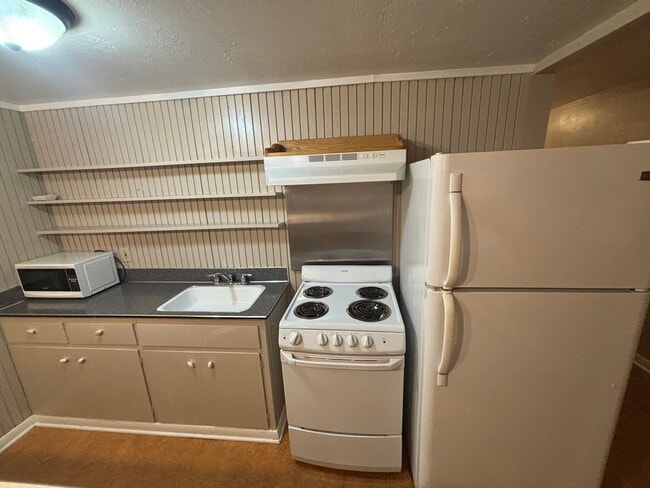 Photo - Spacious 2BR Basement Apartment – Utilitie...