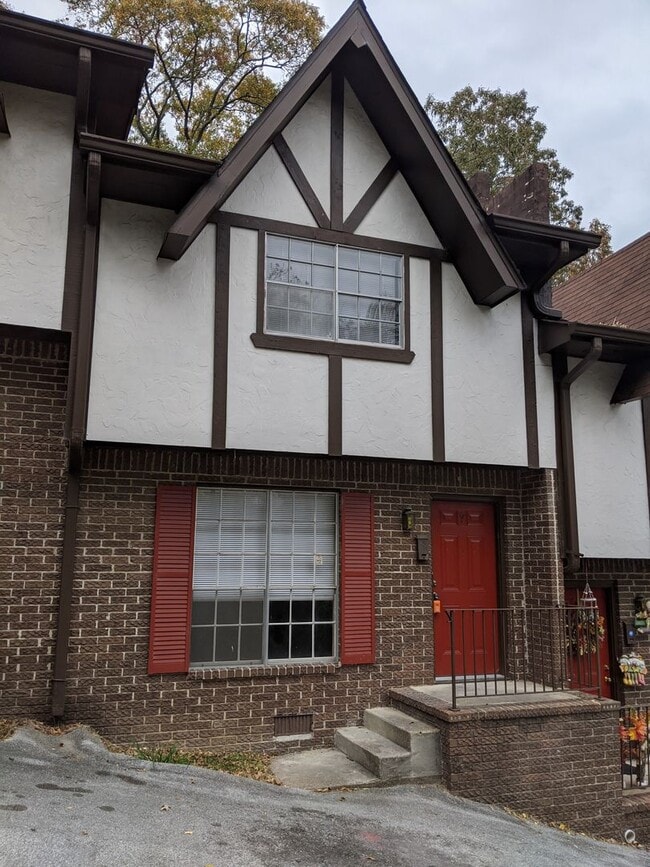 Building Photo - $200 off First Month's Rent! German-Style ... Rental