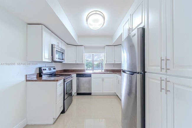 Building Photo - 1000 Parkview Dr Unit 301