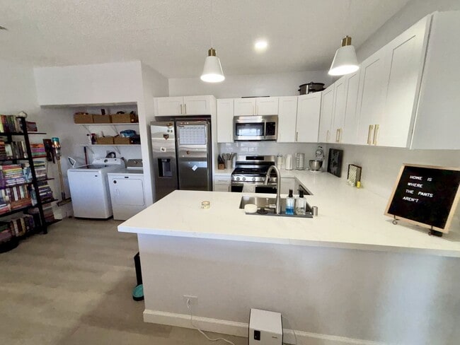 Building Photo - 2 (PRIVATE) BDRM/2-FULL (ON-SUITE) BATHS I... Unit 26S Rental