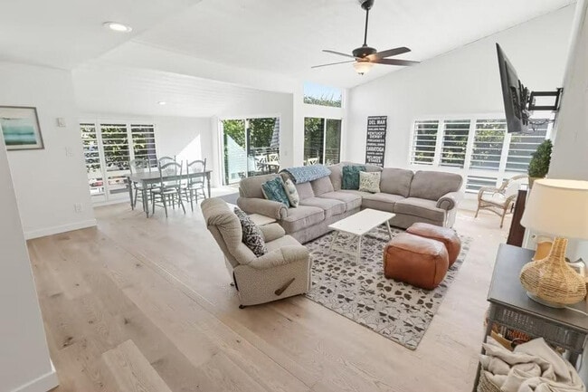 Building Photo - 561 S Sierra Ave